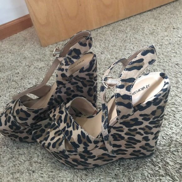 xhilation 6 inch wedge animal print - Picture 2 of 2